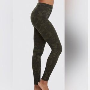 SPANX Look At Me Now Camo Seamless Leggings Size Medium